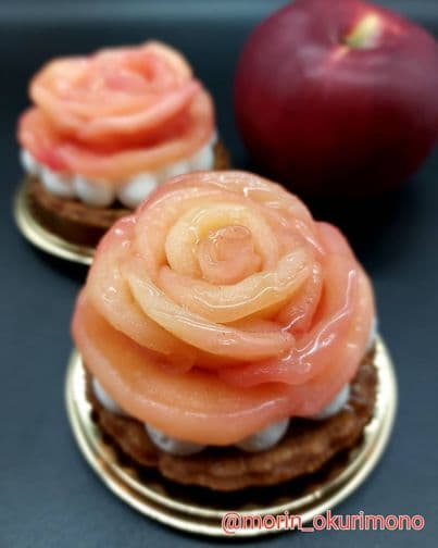 始まってます🍎 『アップルローズ』 紅玉りんごをバターとシナモンと砂糖で煮詰てます りんごのピンク色はりんごの皮の色で天然の色なんです✨... バラに見えるように1枚ずつタルトの上に飾ってます🍎 紅玉りんごの入荷に変動ありますが 10月...