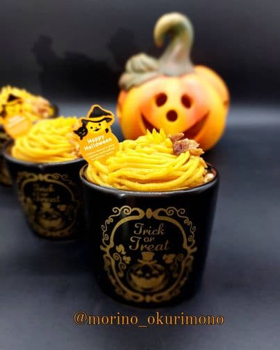 🎃10月31までの限定商品🎃 『かぼちゃのプリンモンブラン』 陶器のハロウィンのカップに かぼちゃのプリンをベースに... 生クリーム スポンジ カスタード その上から かぼちゃのクリームを絞りました✨ 写真デコレーションケーキは 3営...