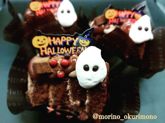 🎃10/31ハロウィンまでの限定商品🎃🦇 チョコレートシフォンを ハロウィン使用に飾りました✨ フランス産ヴァローナのチョコレートを... ふんだんに使用 写真デコレーションケーキは 3営業日前の予約になります。 ※土曜日の受け取りの...