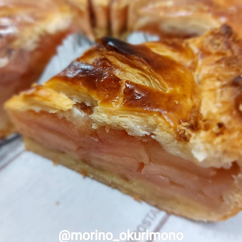 いつもありがとうございます🎂
紅玉りんご🍎が入荷したので
✴毎年人気の
『アメリカンアップルパイ』
始まりました✴
ショーケースの上の棚に陳列しております🍎
写真デコレーションケーキは
3営業日前の予約になります。
※土曜日の受け...
