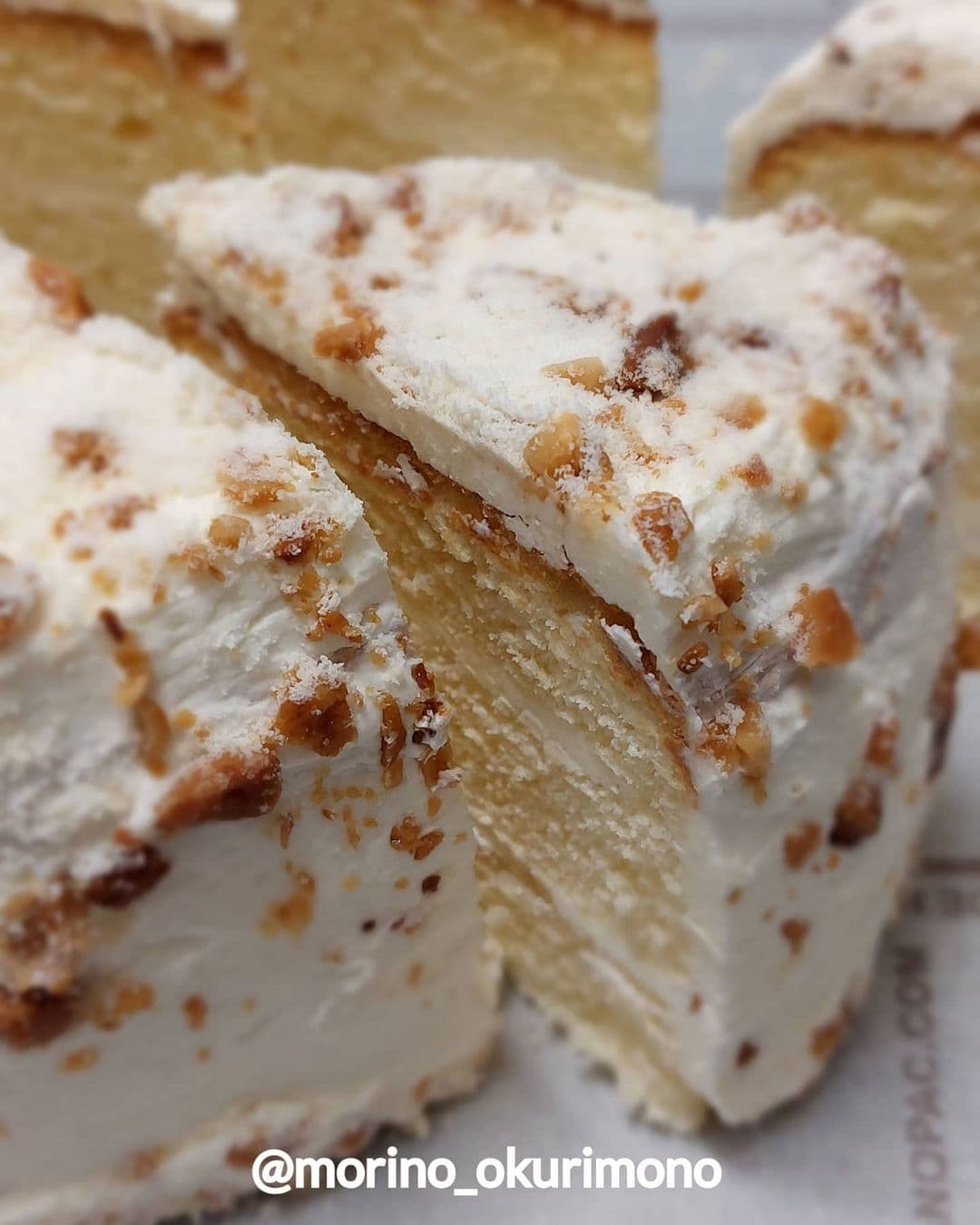 いつもありがとうございます🎂
久しぶりに店頭に並んでます✨
『フランクフルター』
カルピスバターを使用した
口どけのいいバタークリームのケーキ🍰
お取り置き、ご予約をおすすめします。
写真デコレーションケーキは
3営業日前の予...